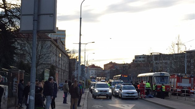 Seniorku srazila tramvaj, na mst zemela (7. 4. 2015).