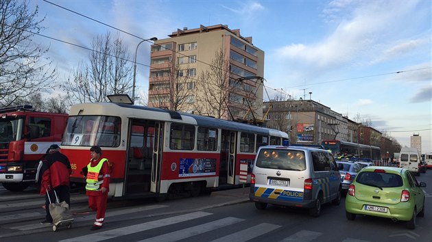 Seniorku srazila tramvaj, na mst zemela (7. 4. 2015).