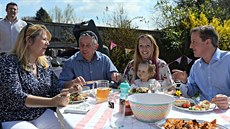 Britský premiér David Cameron (vpravo) na barbecue party v hrabství Dorset (6.... Britský premiér David Cameron (vpravo) na barbecue party v hrabství Dorset (6....