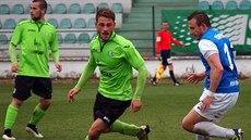 Mostecký Gramoz Kurtaj (v zeleném) uniká hostujícímu Ivanu Ciferskému. Mostecký Gramoz Kurtaj (v zeleném) uniká hostujícímu Ivanu Ciferskému.