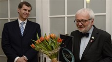 Historik a teoretik umění a architektury Rostislav Švácha (vpravo) převzal z... Historik a teoretik umění a architektury Rostislav Švácha (vpravo) převzal z...