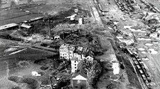 Chebské nádraí a jeho okolí po bombardování v roce 1945. Zábr z...