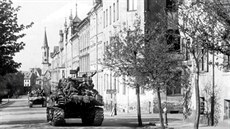 Americké tanky pijídjí do Chebu ulicí 26.dubna k Americké kole v roce 1945....