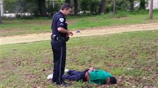 Snímek z videa, který zachytil, jak policista Slager zastřelil Scotta (4. dubna... Snímek z videa, který zachytil, jak policista Slager zastřelil Scotta (4. dubna...