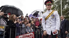 Princ Harry s fanouky, kteí na nj ekali u památníku obtem válek v...
