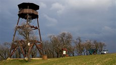 Rozhledna na Starém vrchu v hustopečských mandloňových sadech Rozhledna na Starém vrchu v hustopečských mandloňových sadech
