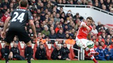 PERFEKTN ZAHRANÝ PÍMÝ KOP. Mesut Özil stílí druhý gól Arsenalu v utkání...