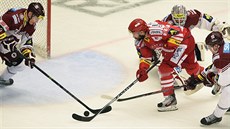 Třinecký útočník Zbyněk Irgl v šanci před odkrytou bránou Sparty, ve vstřelení... Třinecký útočník Zbyněk Irgl v šanci před odkrytou bránou Sparty, ve vstřelení...