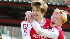 Fotbalisté Pardubic oslavují vstřelený gól. Fotbalisté Pardubic oslavují vstřelený gól.