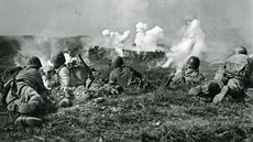 Amerití vojáci útoí na japonské pozice na Okinaw. (kvten 1945)