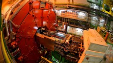 Evropský urychlovač LHC se chystá na restart. Evropský urychlovač LHC se chystá na restart.