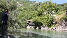 Zbytky mostu, který v albánské vesnici Curraj Eperm vzala povode.