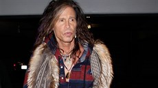 Steven Tyler se za své prsty nestydí, rád si je i nalakuje.