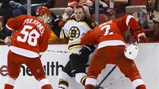 Na Davida Pastráka z Bostonu si vylápli Brendan Smith a Teemu Pulkkinen z...