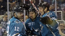 Patrick Marleau, Logan Couture a Tomá Hertl (vpravo) oslavují gól San Jose.