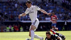 POVEDENÁ KLIKA A GÓL. Gareth Bale z Realu Madrid obchází brankáe Granady,...