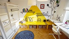 V dětském pokoji převažuje bílý nábytek upravený samolepkami, které jsou... V dětském pokoji převažuje bílý nábytek upravený samolepkami, které jsou...