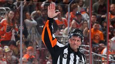 Hokejový rozhodčí Paul Devorski se loučí s NHL. Hokejový rozhodčí Paul Devorski se loučí s NHL.