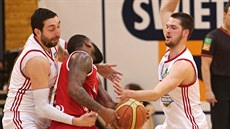 Momentka ze čtvrtfinálového duelu Jindřichův Hradec (bílé dresy) - Nymburk. Momentka ze čtvrtfinálového duelu Jindřichův Hradec (bílé dresy) - Nymburk.