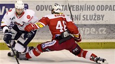 Slávista Jan Kolář (vpravo) brání Vladimíra Růžičku z Chomutova. Slávista Jan Kolář (vpravo) brání Vladimíra Růžičku z Chomutova.