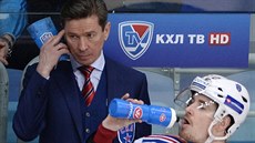 Roman Červenka na petrohradské střídačce s koučem Vjačeslavem Bykovem. Roman Červenka na petrohradské střídačce s koučem Vjačeslavem Bykovem.