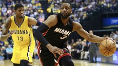 Paul George (vlevo) z Indiany stíhá Dwyanea Wadea z Miami. Paul George (vlevo) z Indiany stíhá Dwyanea Wadea z Miami.