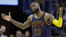 LeBron James z Clevelandu oslavuje trojku svého spoluhráe Kyrieho Irvinga.