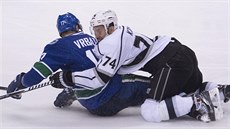 Radim Vrbata (v modrém) z Vancouveru bojuje o puk s Dwightem Kingem z Los...