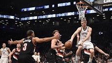 Mason Plumlee (1) z Brooklynu se v zápase s Portlandem ocitl v obklíení, proto...