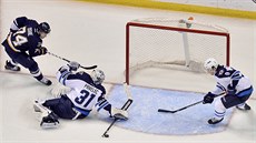 Ondřej Pavelec (31) z Winnipegu zabránil ve skórování i T. J. Oshiemu (74) ze... Ondřej Pavelec (31) z Winnipegu zabránil ve skórování i T. J. Oshiemu (74) ze...