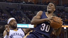 Norris Cole (30) z New Orleans si vyskočil nad Vince Cartera (vlevo) a... Norris Cole (30) z New Orleans si vyskočil nad Vince Cartera (vlevo) a...