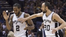 Kawhi Leonard (vlevo) a Manu Ginóbili vedou San Antonio k výhe nad Houstonem.