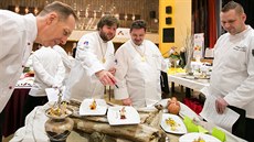 Soutěžní exponáty hodnotila přísná komise složená z profesionálních kuchařů.... Soutěžní exponáty hodnotila přísná komise složená z profesionálních kuchařů....
