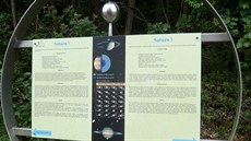 Trasa 1, dvojjazyný informaní panel planety Saturn