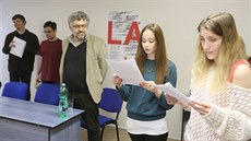 Studenti Literární akademie protestují proti odvolání rektora. Ve kole...