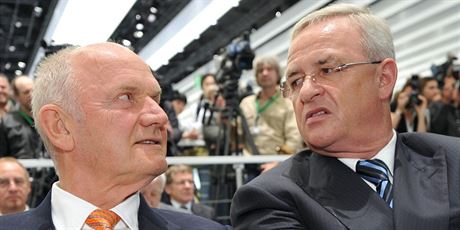 éf Volkswagenu Martin Winterkorn (vpravo) a významný zástupce akcioná...