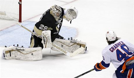 Michael Grabner z NY Islanders pekonáváMarca-Andre Fleuryho v brance...