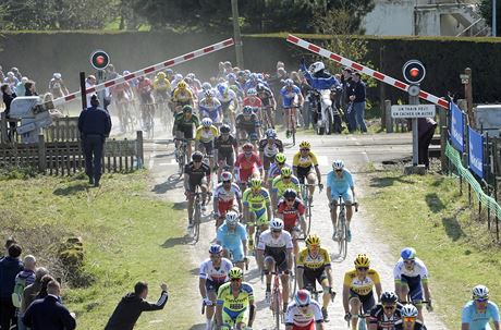 Cyklisté na elezniním pejezdu ve slavném závod Paí-Roubaix.