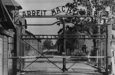 Brána koncentraního tábora Osvtim