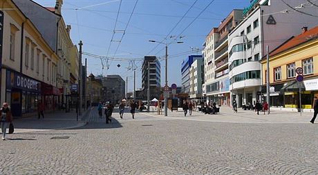 Na rozsáhlou plochu tídy Míru v centru Pardubic by se bez problém vely stánky vech kandidujících subjekt. Kvli rezervaci hnutí ANO vak musí hledat jiná místa. 