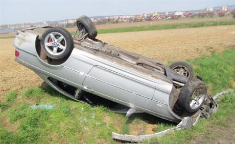 Havarované BMW, jeho idie hledal na Zlínsku policejní psovod.