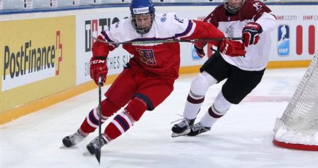 eský mládenický reprezentant Pavel Zacha (vlevo) bhem utkání MS do 18 let s...