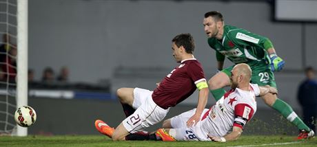 Lafata vs Latka. Sparanský útoník David Lafata stílí gól v loském derby proti Slavii.