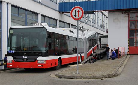 Nový kloubový trolejbus dorazil do Brna.