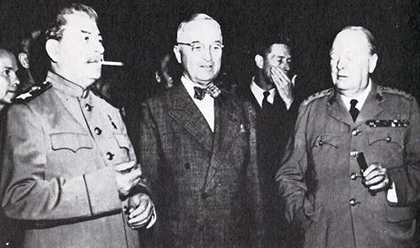 J. V. Stalin, H. Truman a W. Churchill na postupimské konferenci v lét 1945