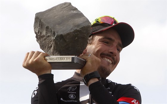 John Degenkolb zvedá trofej pro vítze závodu Paí-Roubaix.