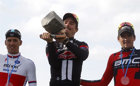 Parádní dlaební kostku pro vítze závodu Paí-Roubaix zvedá John Degenkolb....