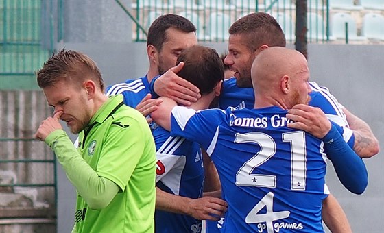 Fotbalisté Olomouce slaví gól na hiti Mostu.