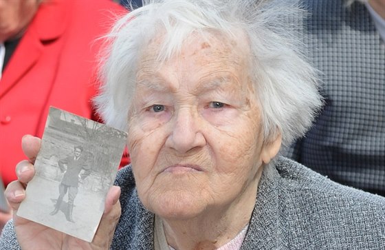 Marta Zárubová s fotografií svého manela Václava, který ji ped sedmdesáti...