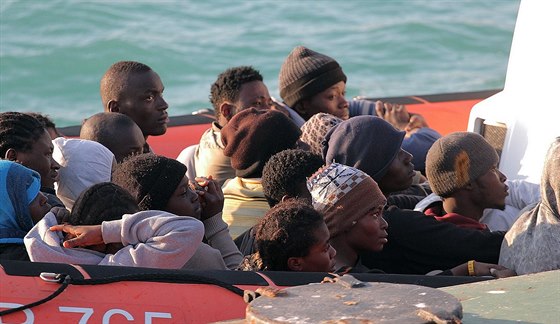 Pobení strái se podailo zachránit 144 uprchlík, dalí stovky nejspíe...
